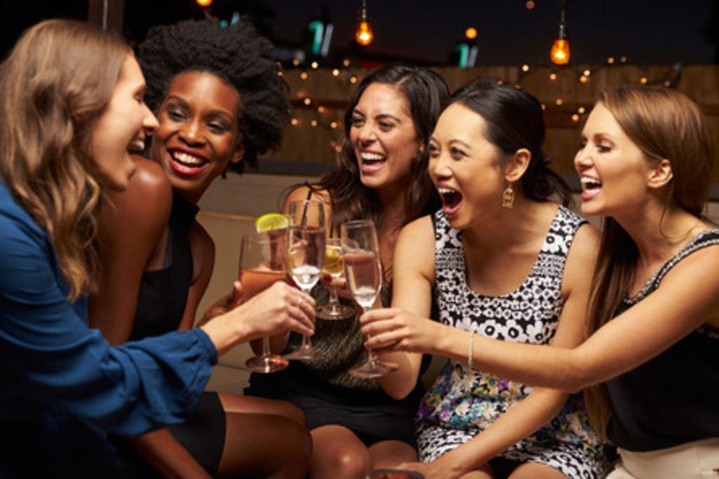 Groupe de copines s'amusant pendant un atelier à domicile