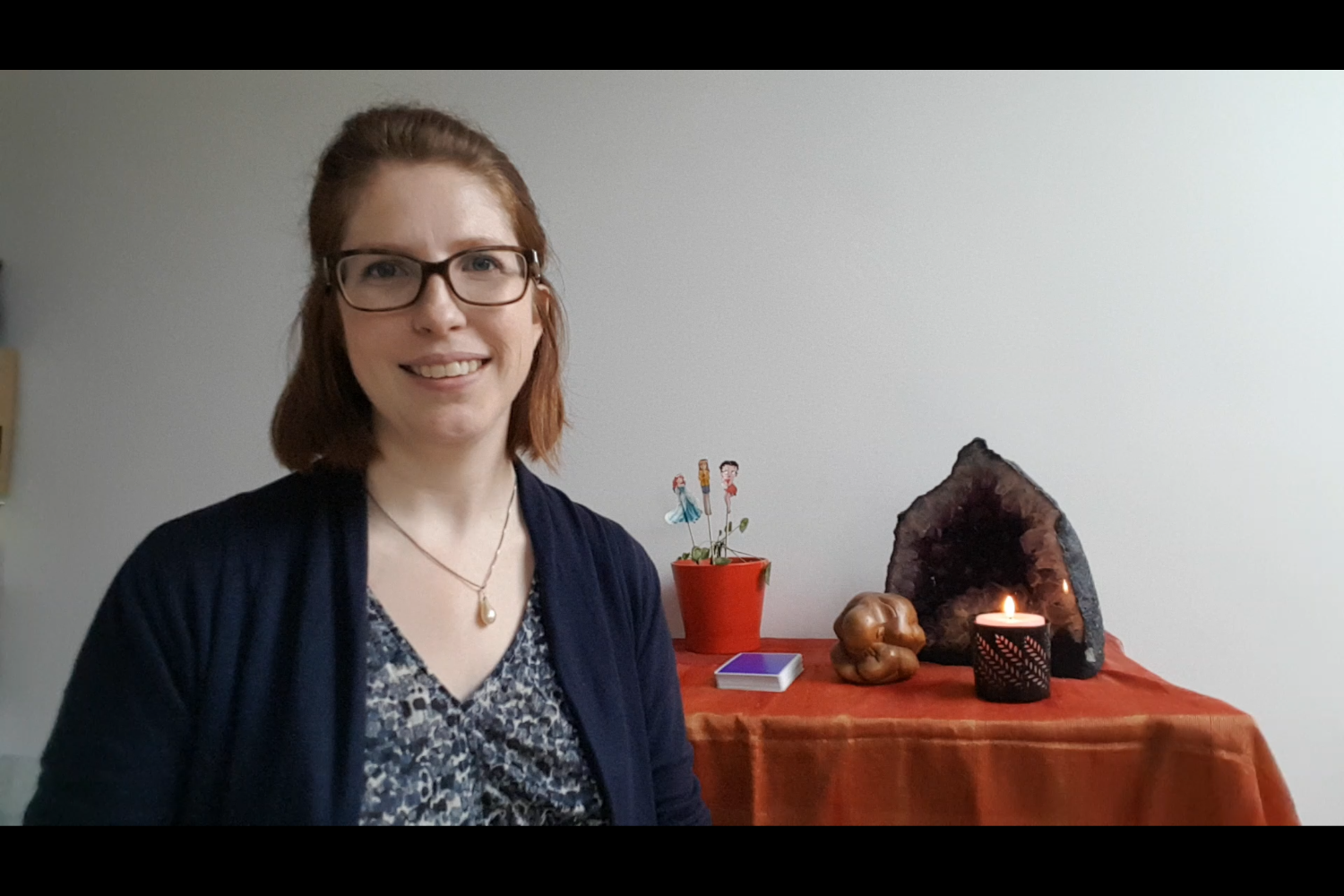 Marie de Moerloose devant son autel à la féminité