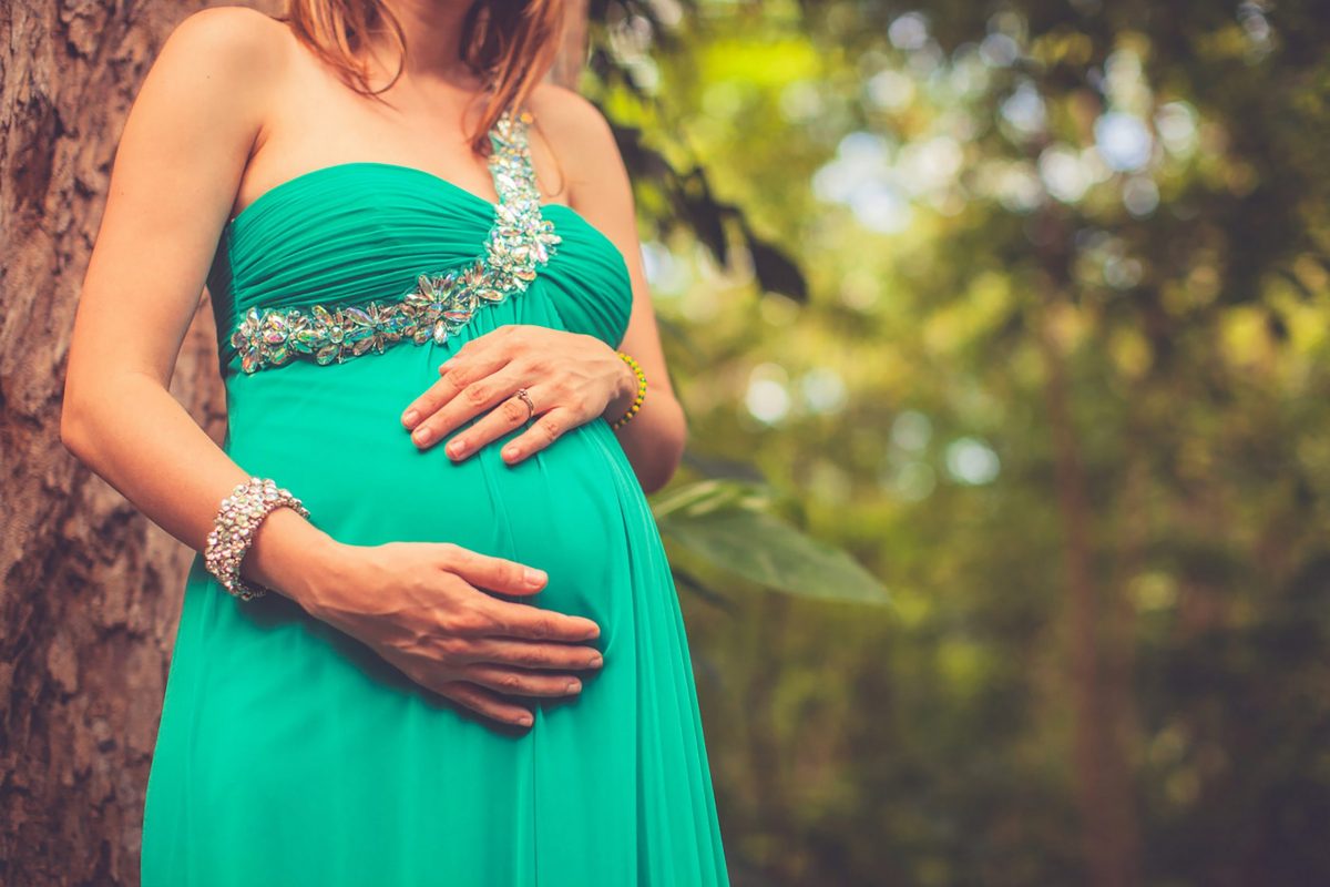 Femme enceinte en tenue de soirée