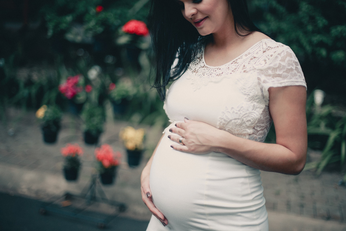 Femme enceinte habillée avec style