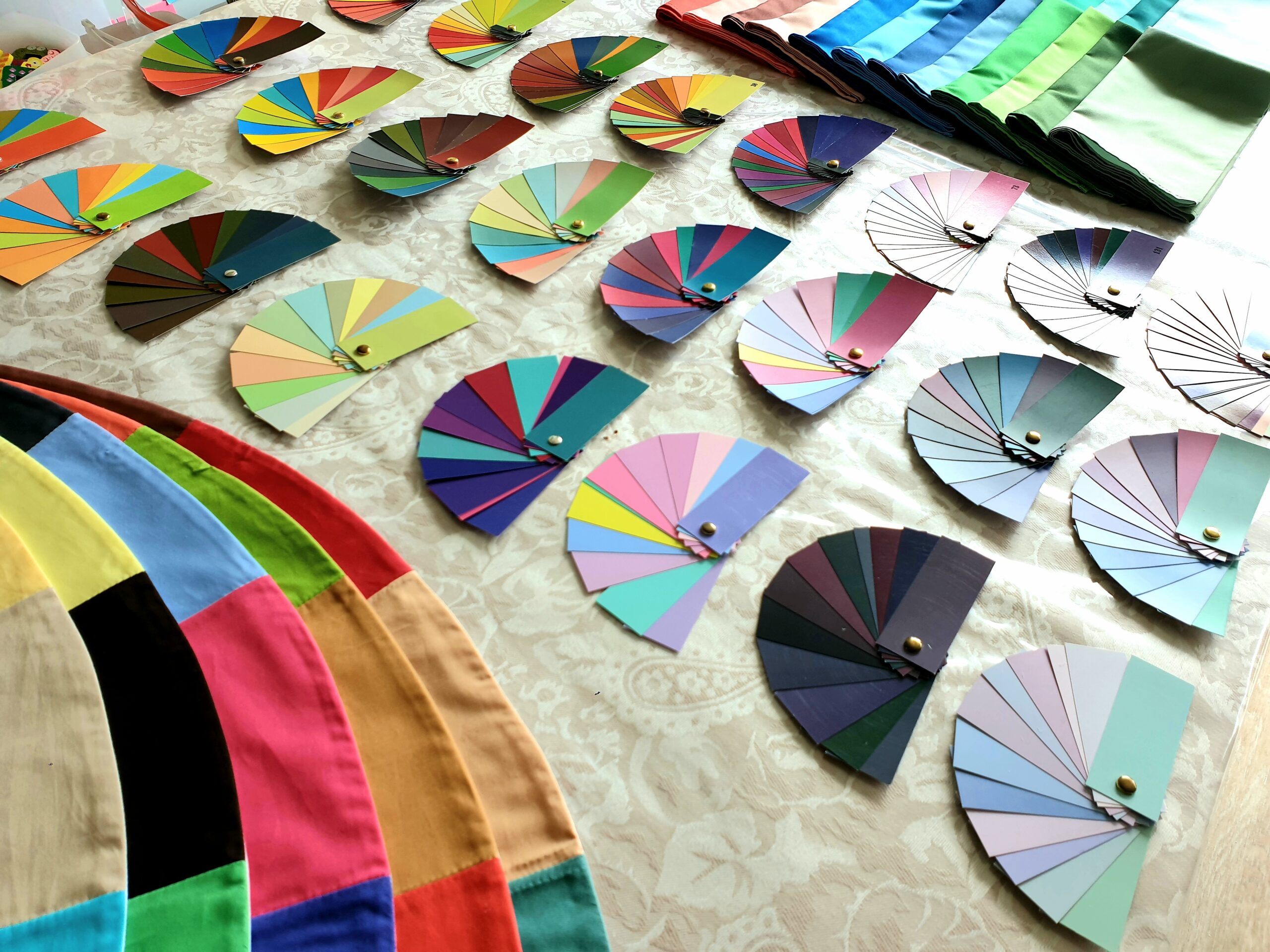 Différents éventails colorimétriques, utilisés alors d'une analyse de couleurs