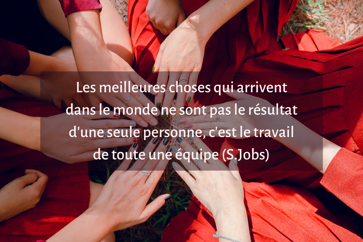 Mains de femmes qui se rejoignent lors d'un Cercle